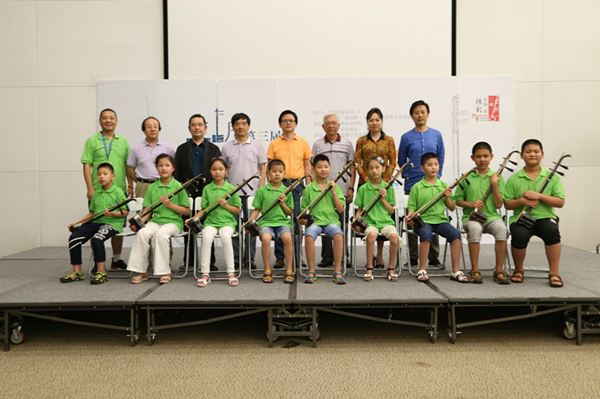 圖7-孩子們與評(píng)委合影_副本.jpg