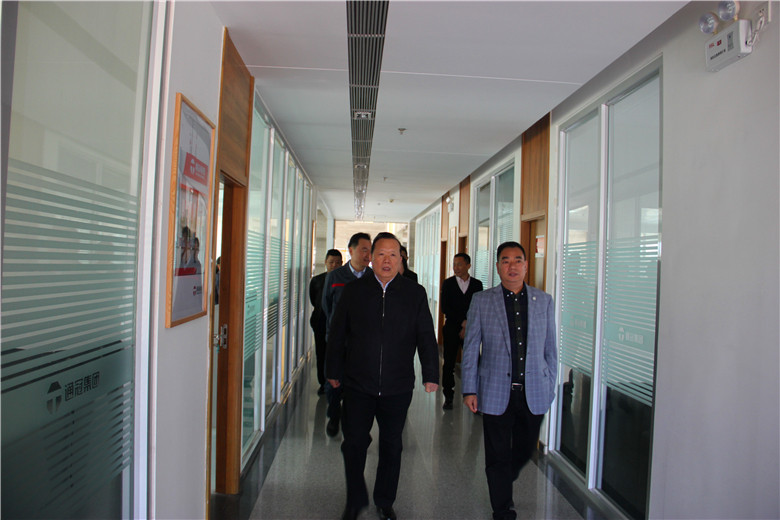 姚會(huì)長察看企業(yè)園區(qū)4 (1).jpg