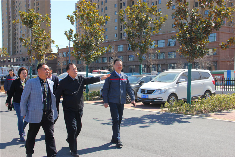 姚會(huì)長察看企業(yè)園區(qū)4 (2).jpg