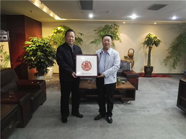 姚待獻(xiàn)會(huì)長向侯建芳董事長贈(zèng)福.jpg