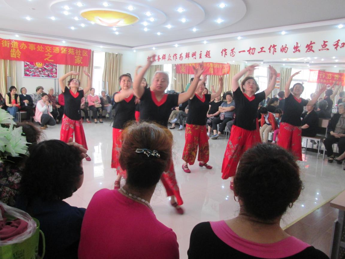 文藝志愿者表演舞蹈