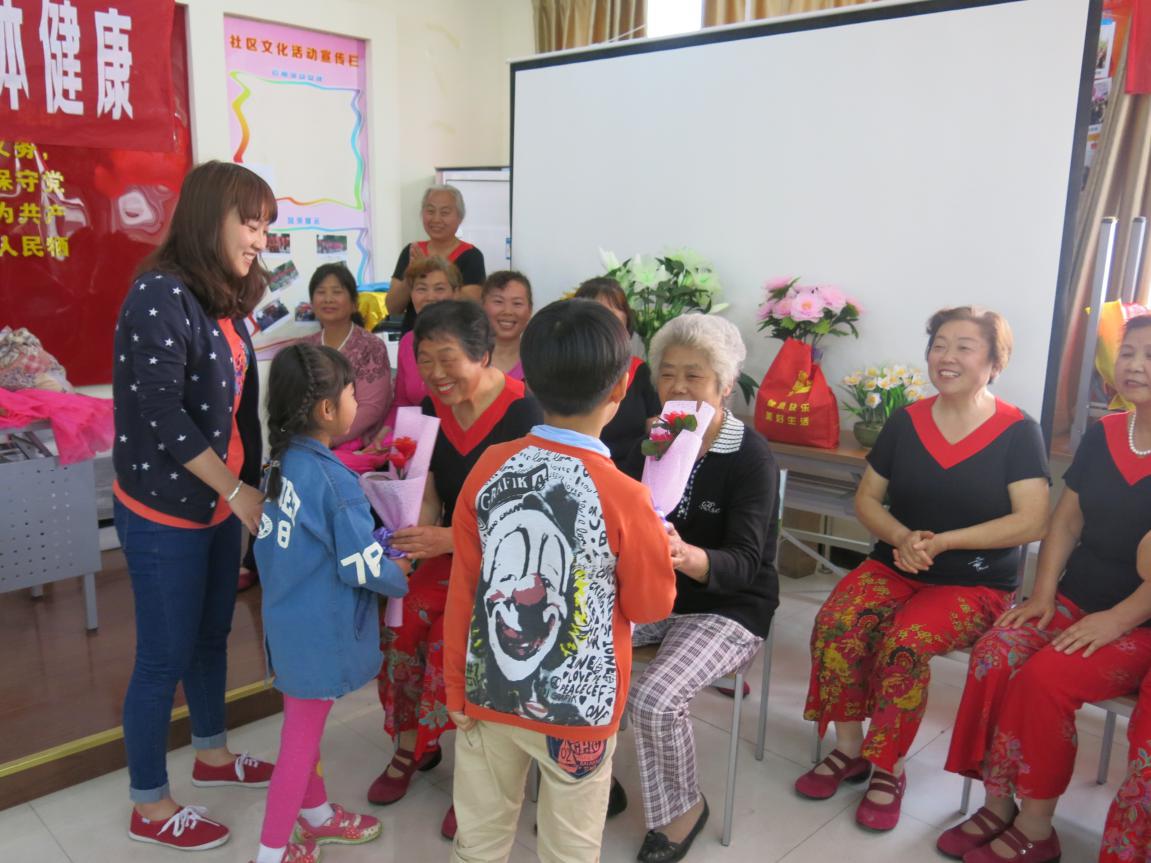 小朋友為社區最美母親送上美麗的花束