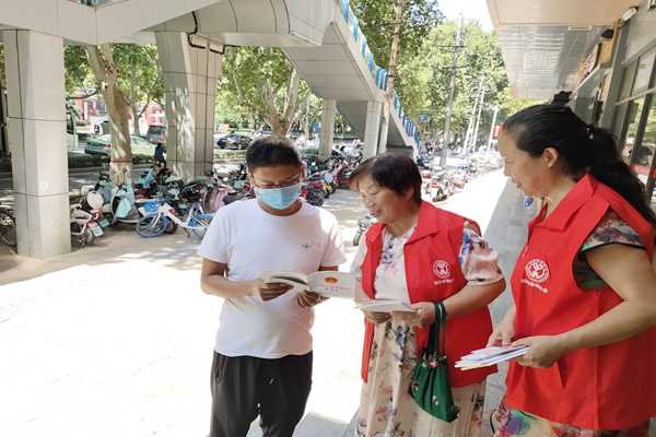 1599469754382337.jpg 2020年9月4日,鄭州市二七區沐芳社工慈善志愿者工作站宣傳《慈善法》.jpg