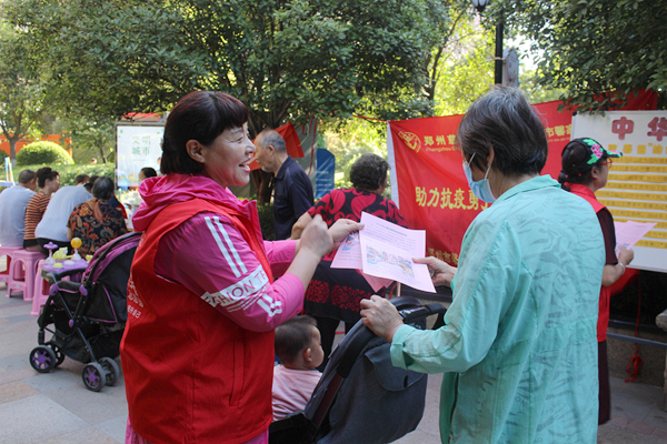 1599469795134762.jpg 鄭州市馨家苑社區服務中心慈善志愿者工作站宣傳慈善法.jpg