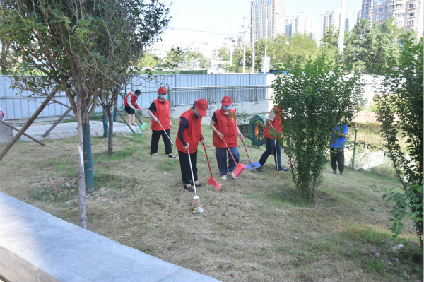 1599532066395419.jpg 市八院志愿者在濱河名家清潔家園1_WPS圖片_meitu_6.jpg